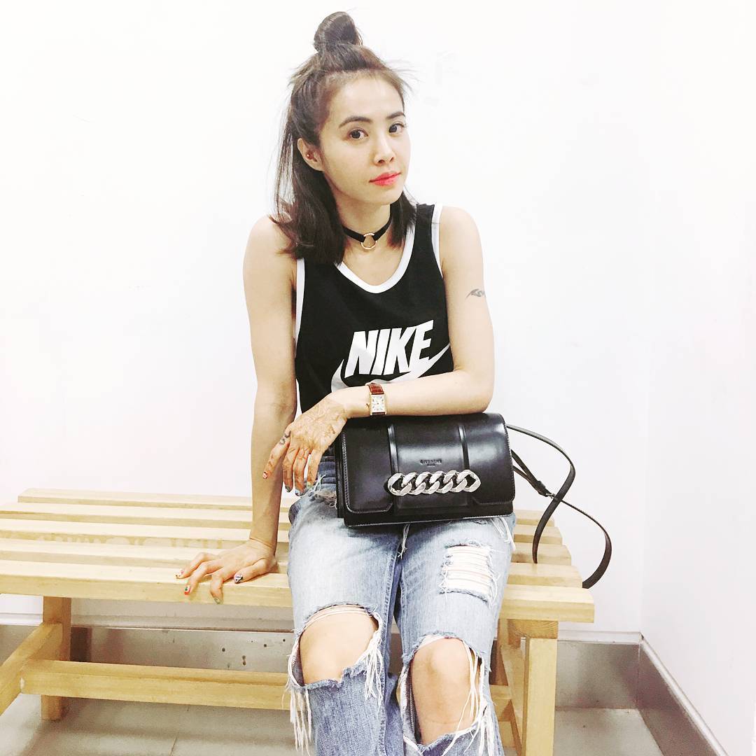 DƬ