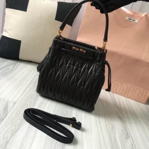 MiuMiu ްƤСˮͰռ{ ¿Ů