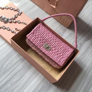 Miumiu 2017پW(wng)¿Ů (jng)Ƥ@