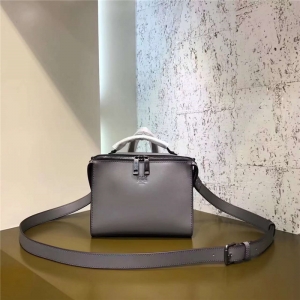 6238 FENDI ҵ L СţƤ ʿ б ɫ