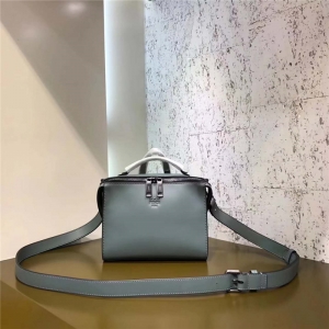 6238 FENDI ҵ L СţƤ ʿ б {ɫ