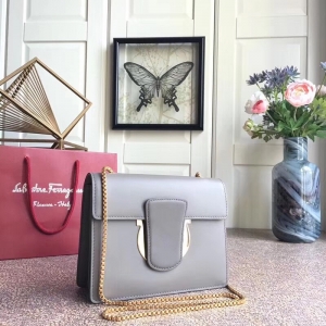 21F893 Ferragamoְ h(hun) ƸĽŮ СţƤ ̖(ho) w朗l {(ln)