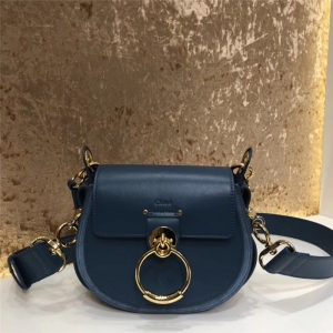 Chloe  ChloeСi Tessִ СţƤƤ ChloeŮ {(ln)ɫ