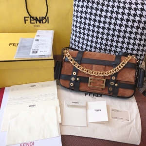 8BR778 FENDIҵ ɫƤ̖(ho)ɫƤｉμ Fendi