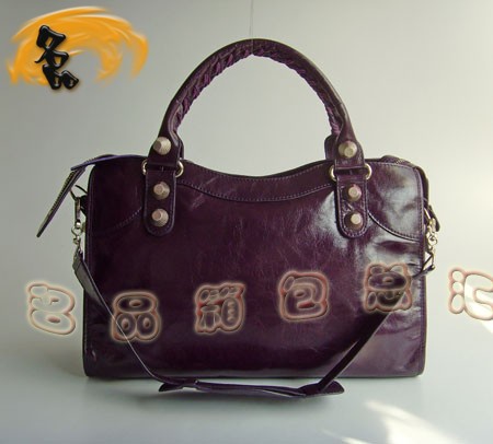 084332A ɫţƤ BALENCIAGA(jng)C܇ eŮʿб